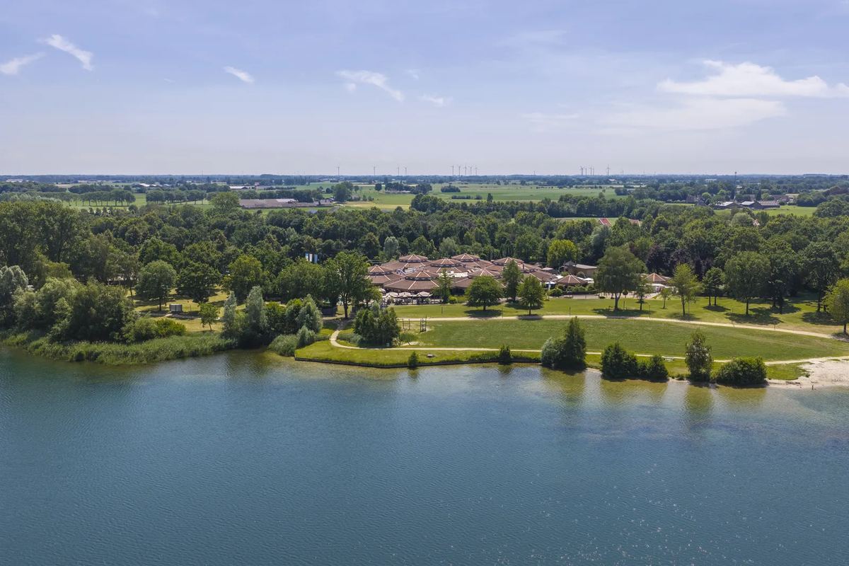Luftbild: Park am Ufer eines Sees