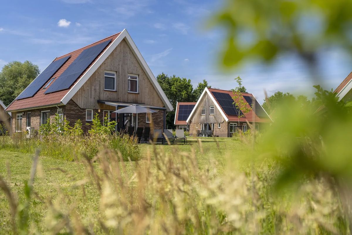Ferienhaus mit Spitzdach und Solaranlage