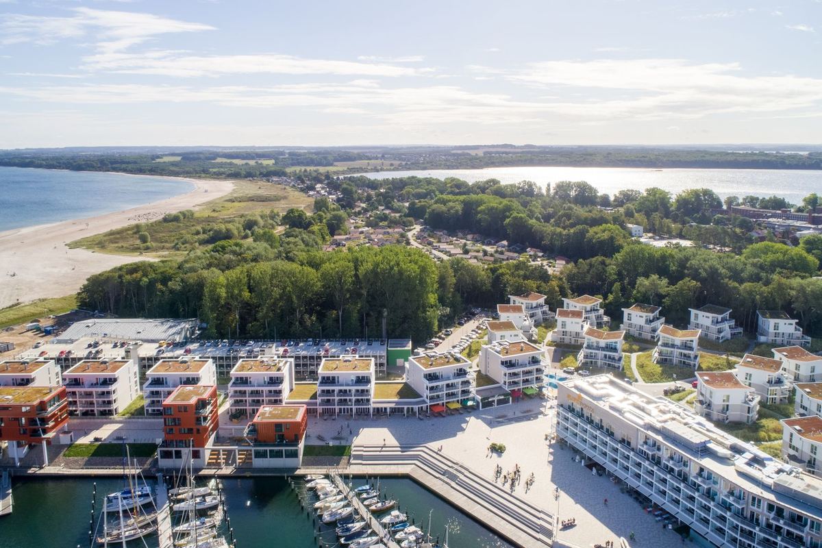 Luftbild: Ferienhäuser am Jachthafen, dahinter Strand und Ostsee