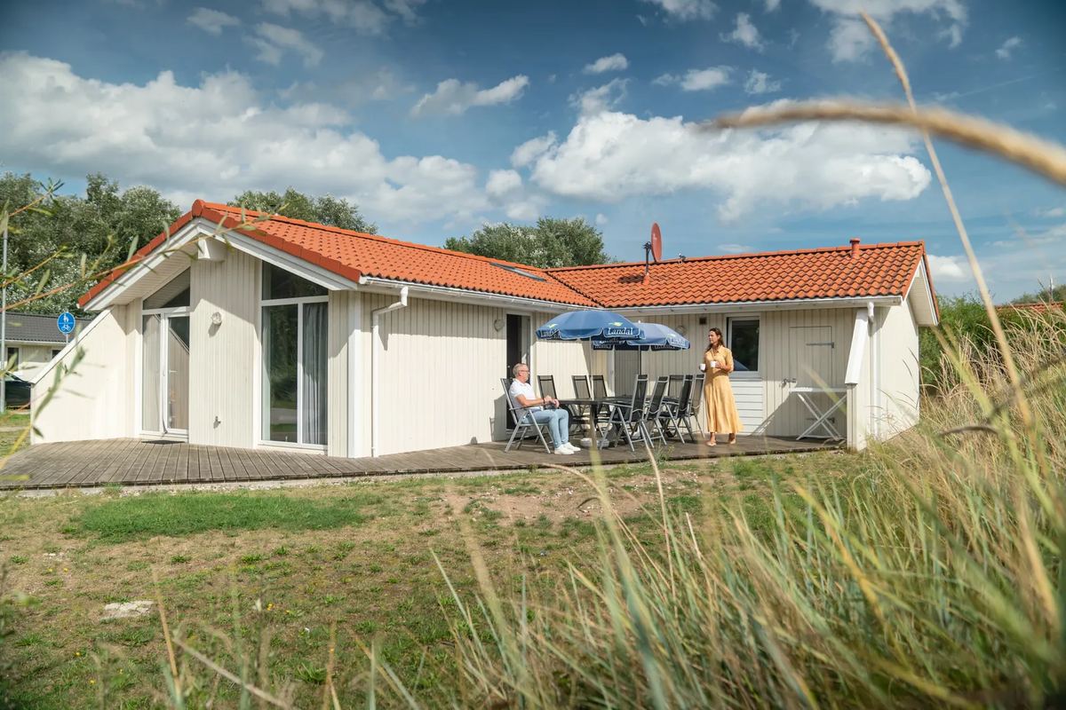 Bungalow mit Terrasse und Rasen