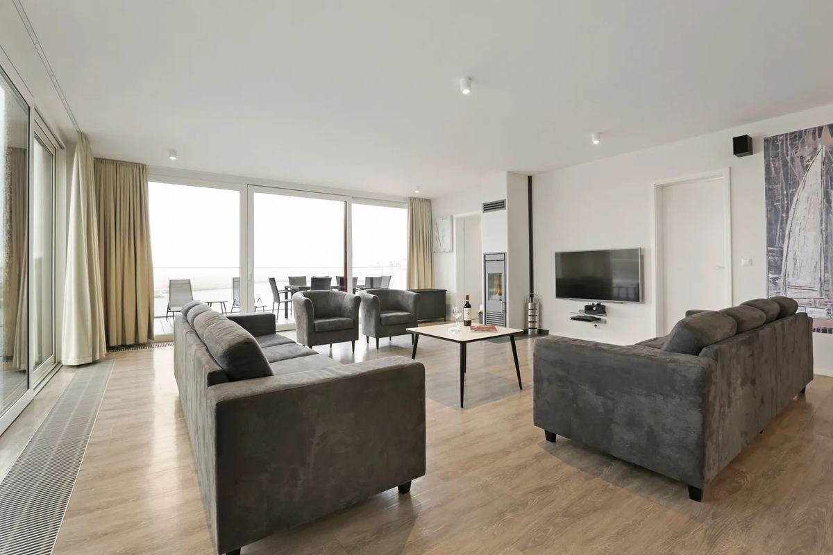 Großer Wohnbereich mit Sofas und Esstisch