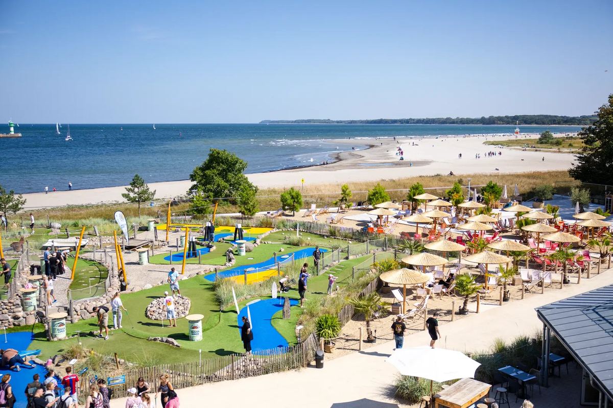Luftbild: breiter Sandstrand mit Strandkörben