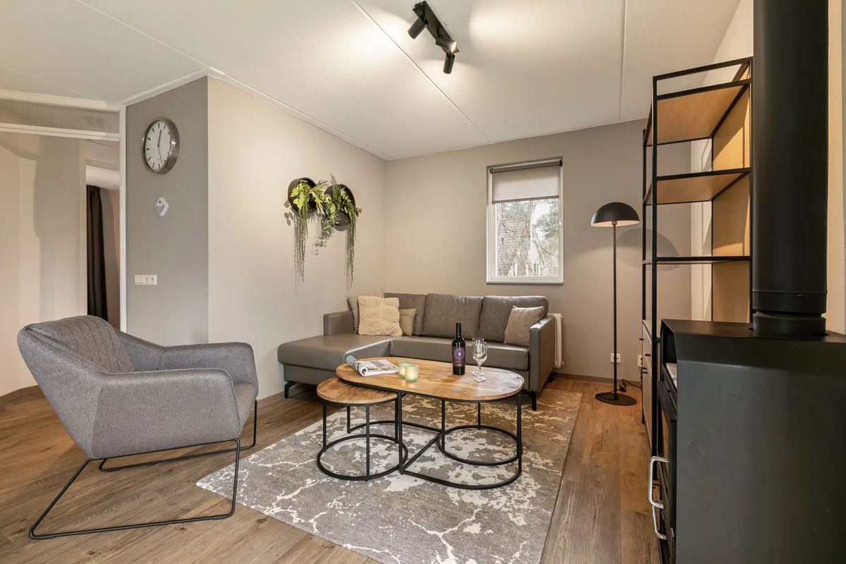 Wohnzimmer mit Holzofen und Sesseln