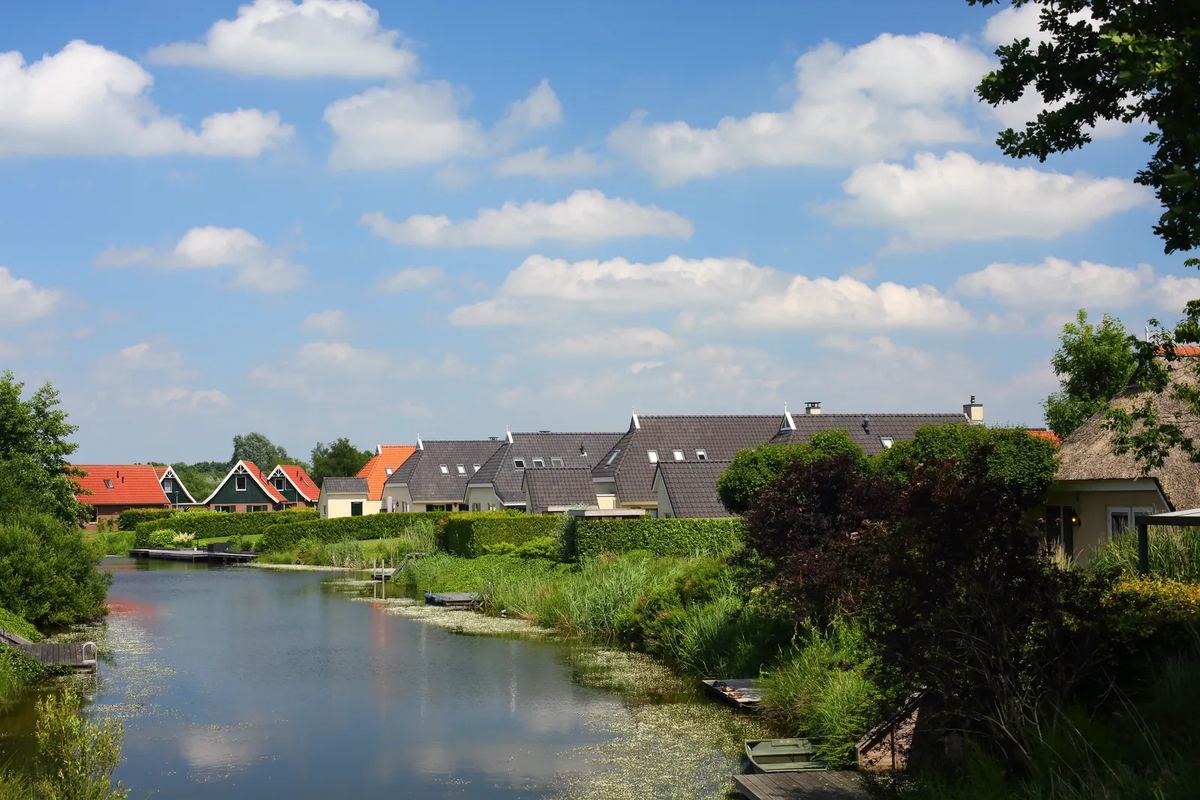 Ferienhäuser am Ufer eines Sees