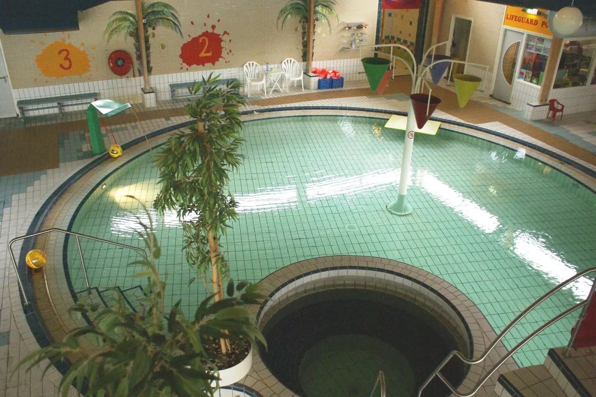 Rundes Becken mit Fontäne