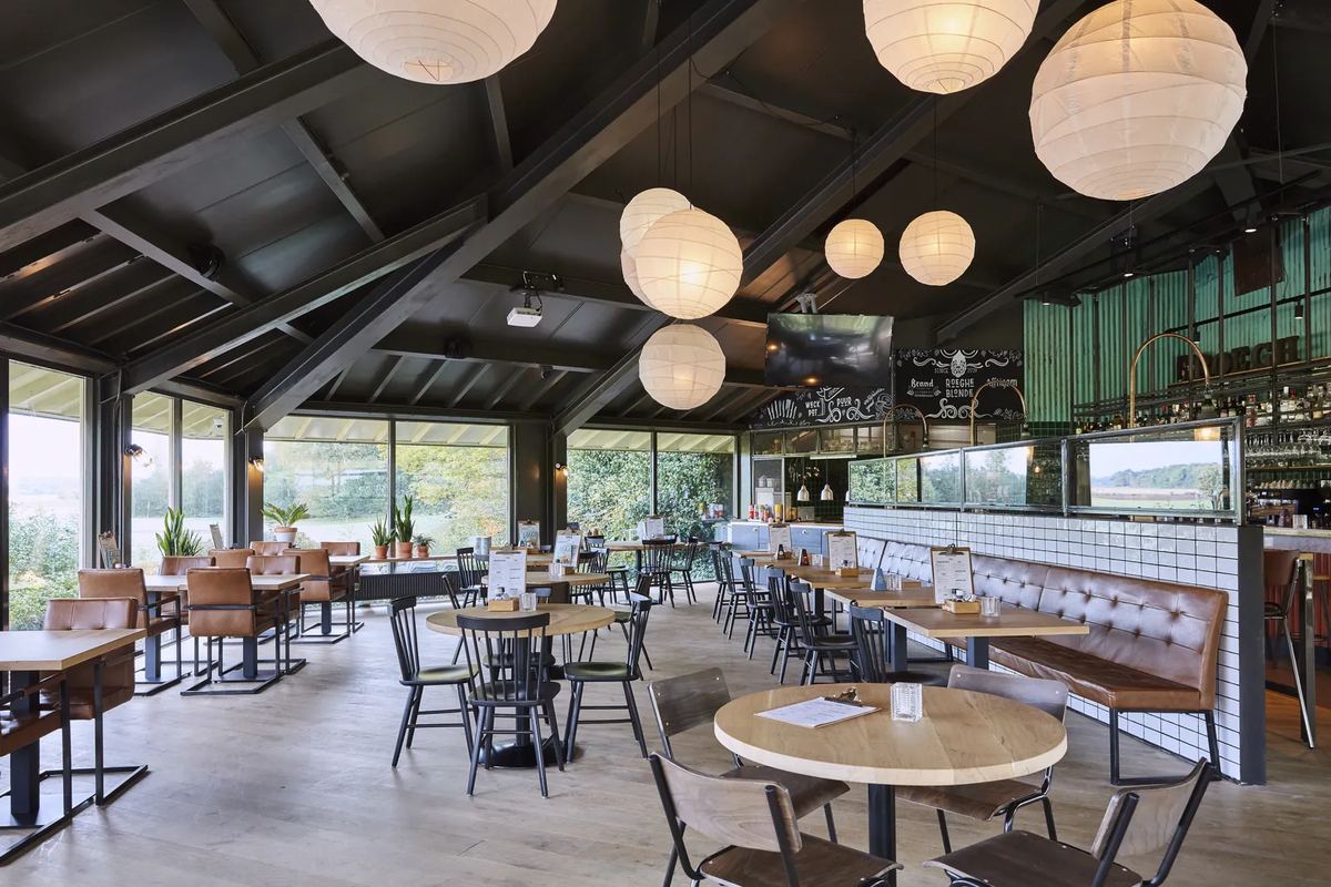 Restaurant mit Papierlampen
