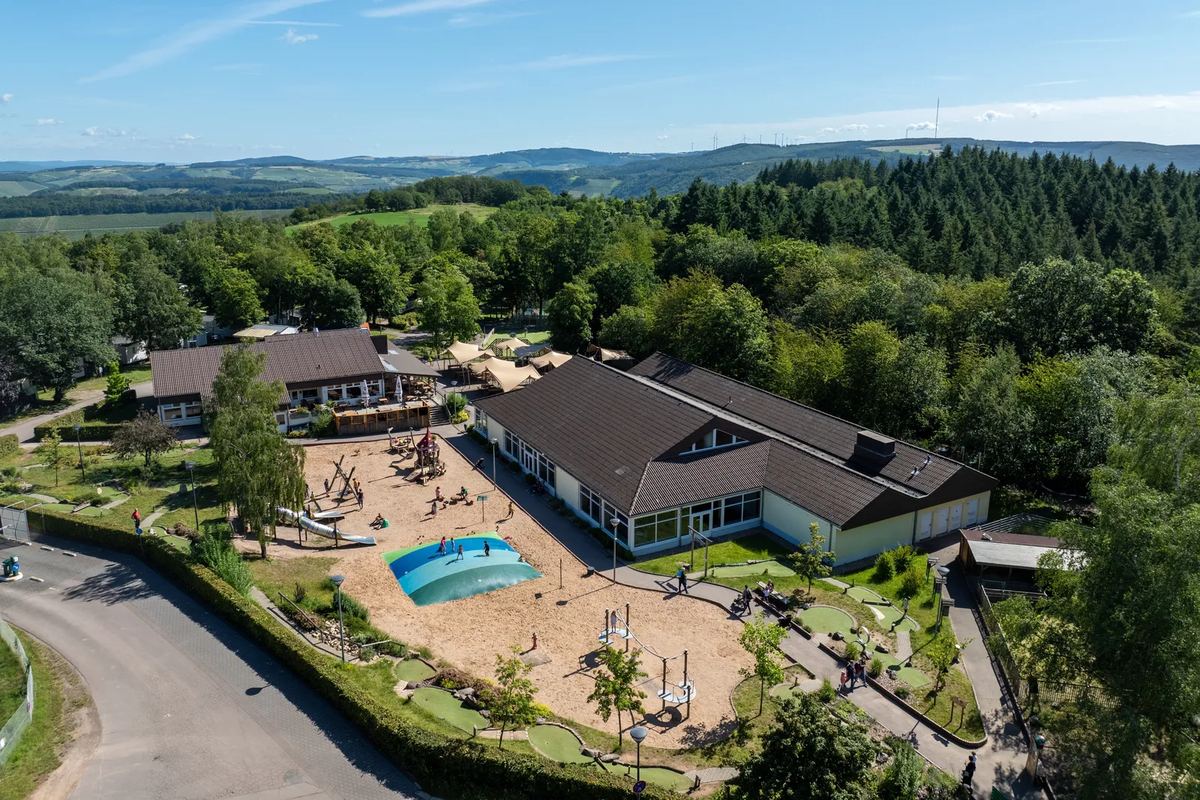 Luftbild: Zentralgebäude mit Spielplatz und Becken