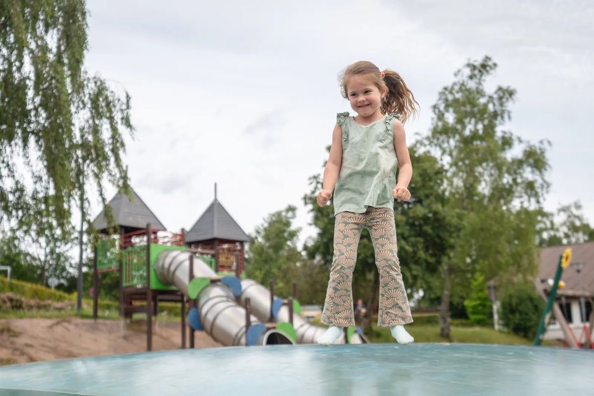 Spielplatz mit Rutschen und Türmen