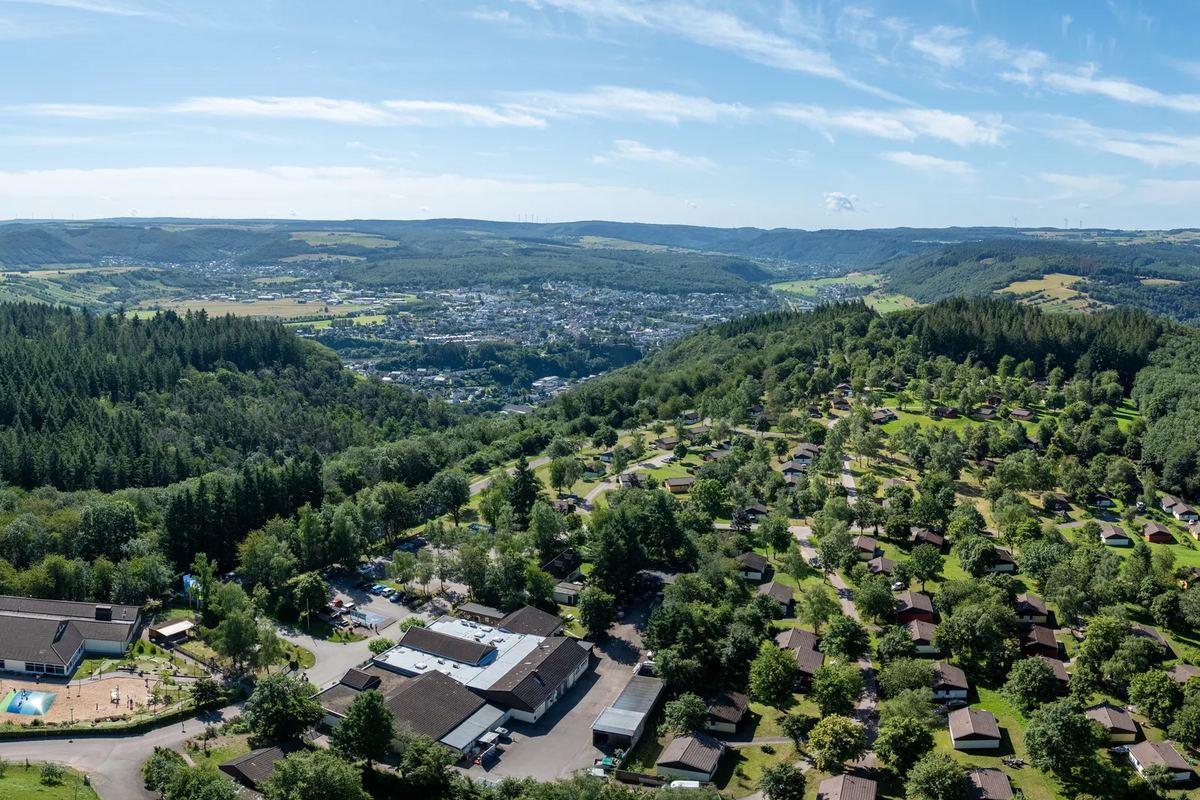 Luftbild: Park am Hang über einem Tal