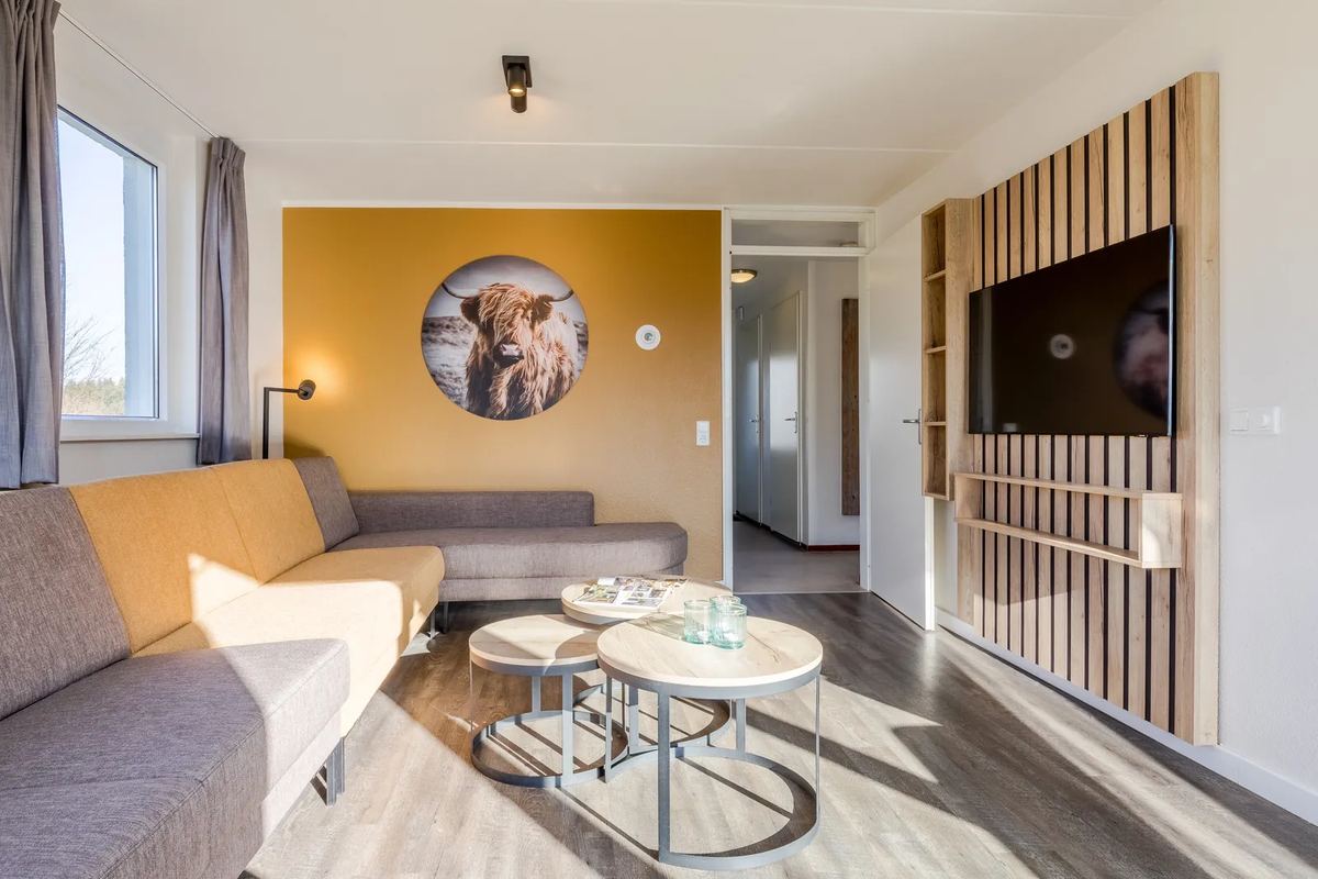 Wohnzimmer mit Sofa und Wandbild
