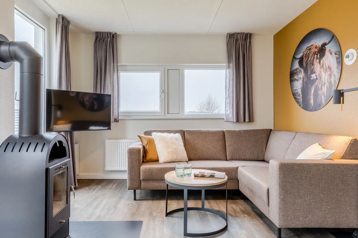 Wohnzimmer mit Kaminofen und Ecksofa