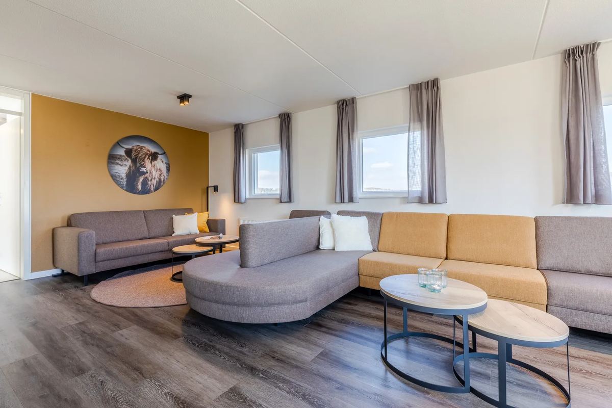 Großes Ecksofa im Wohnbereich