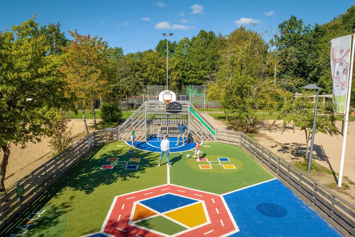 Buntes Spielfeld mit Basketballkorb