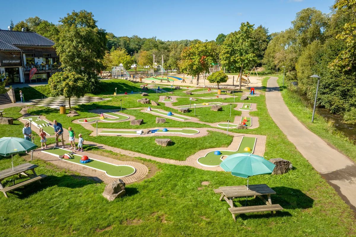 Minigolfanlage im Grünen